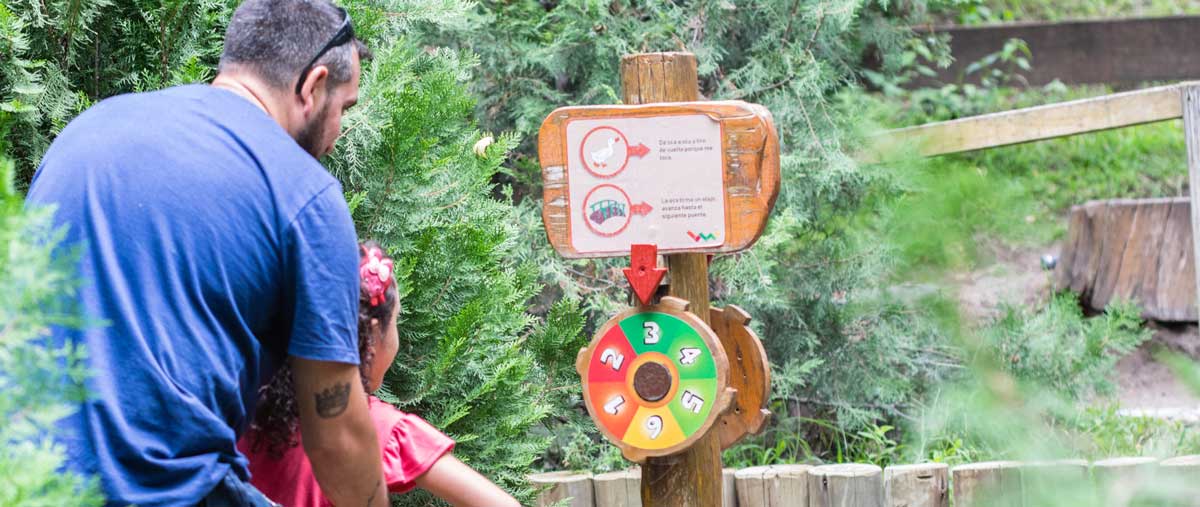 Familia buscando que hacer en el Parque La Serranita