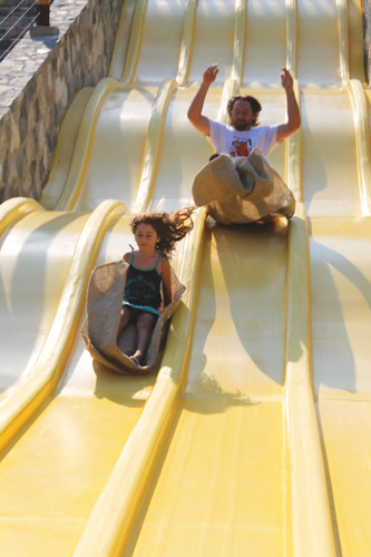 Padre e hija corriendo juntos en el parque