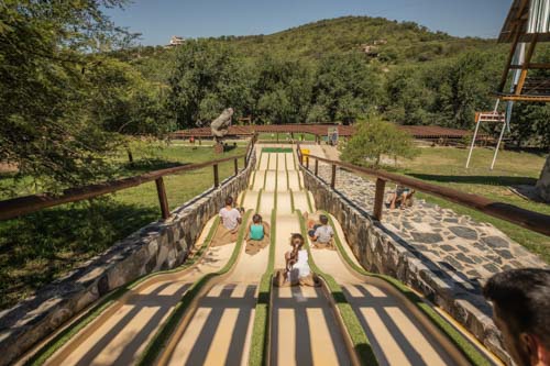Familia en el tobogán