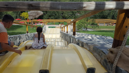 nena en el tobogán gigante del parque